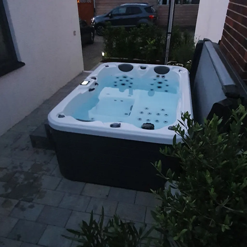 Outdoor Whirlpool mit Beleuchtung