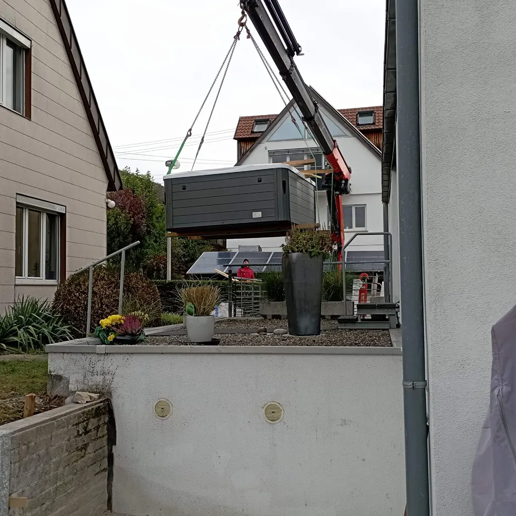 Outdoor Whirlpool Anlieferung mit Kran