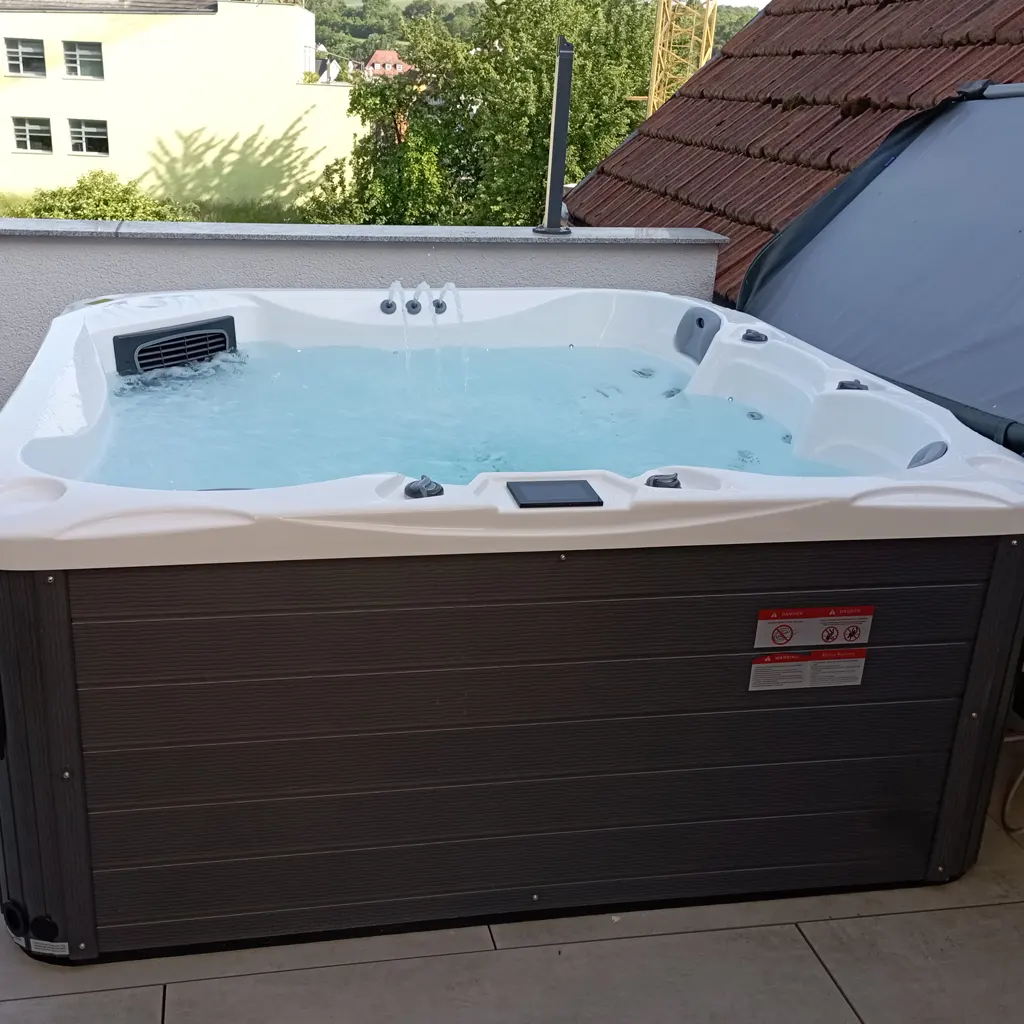 Outdoor Whirlpool auf Dachterrasse