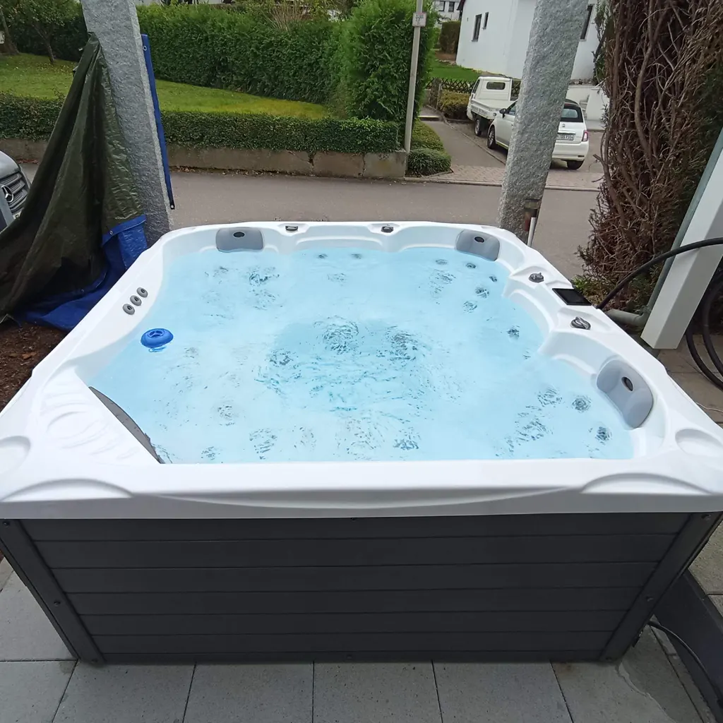 Outdoor Whirlpool auf Steinterrasse