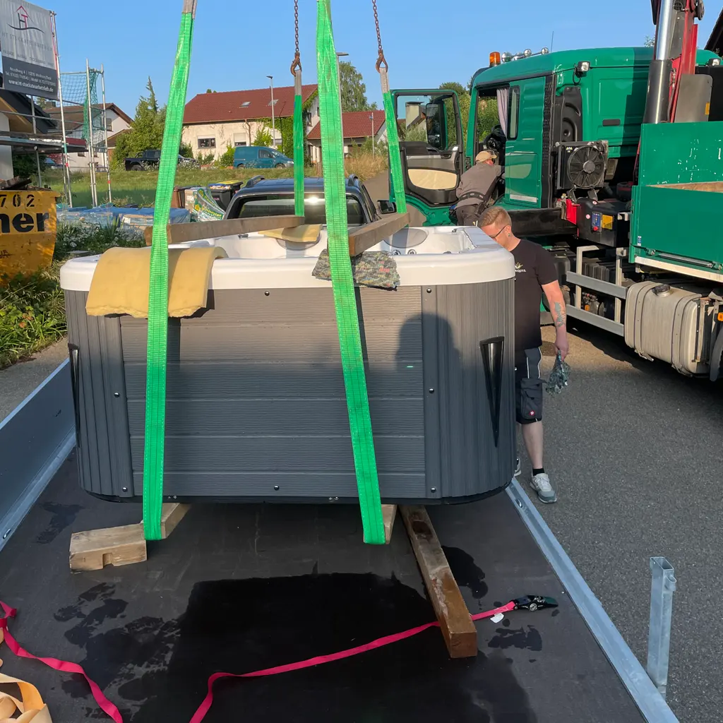 Outdoor Whirlpool Anlieferung beim Kunden