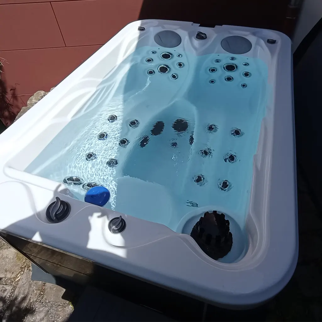 Outdoor Whirlpool mit Wasser