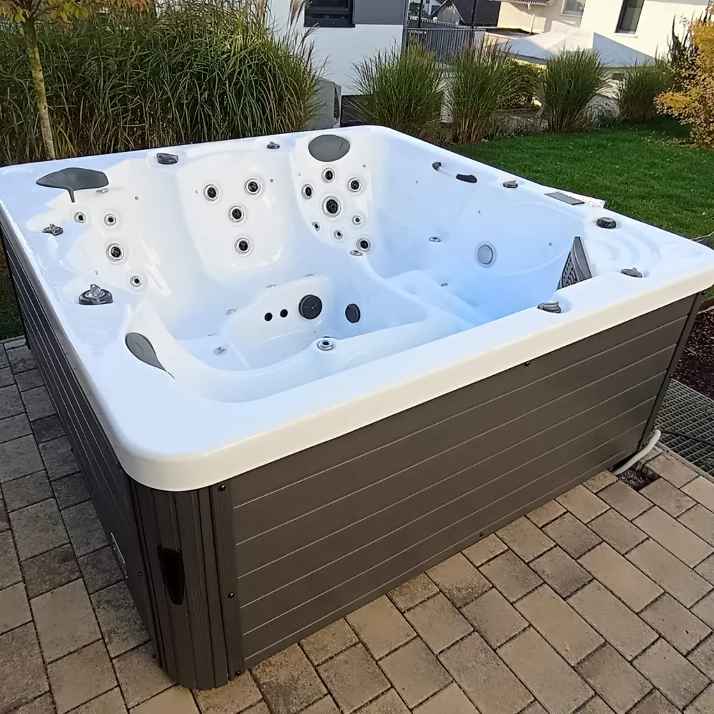 Outdoor Whirlpool im Garten mit Wiese