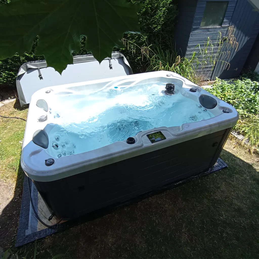 Outdoor Whirlpool im Garten mit Blumen