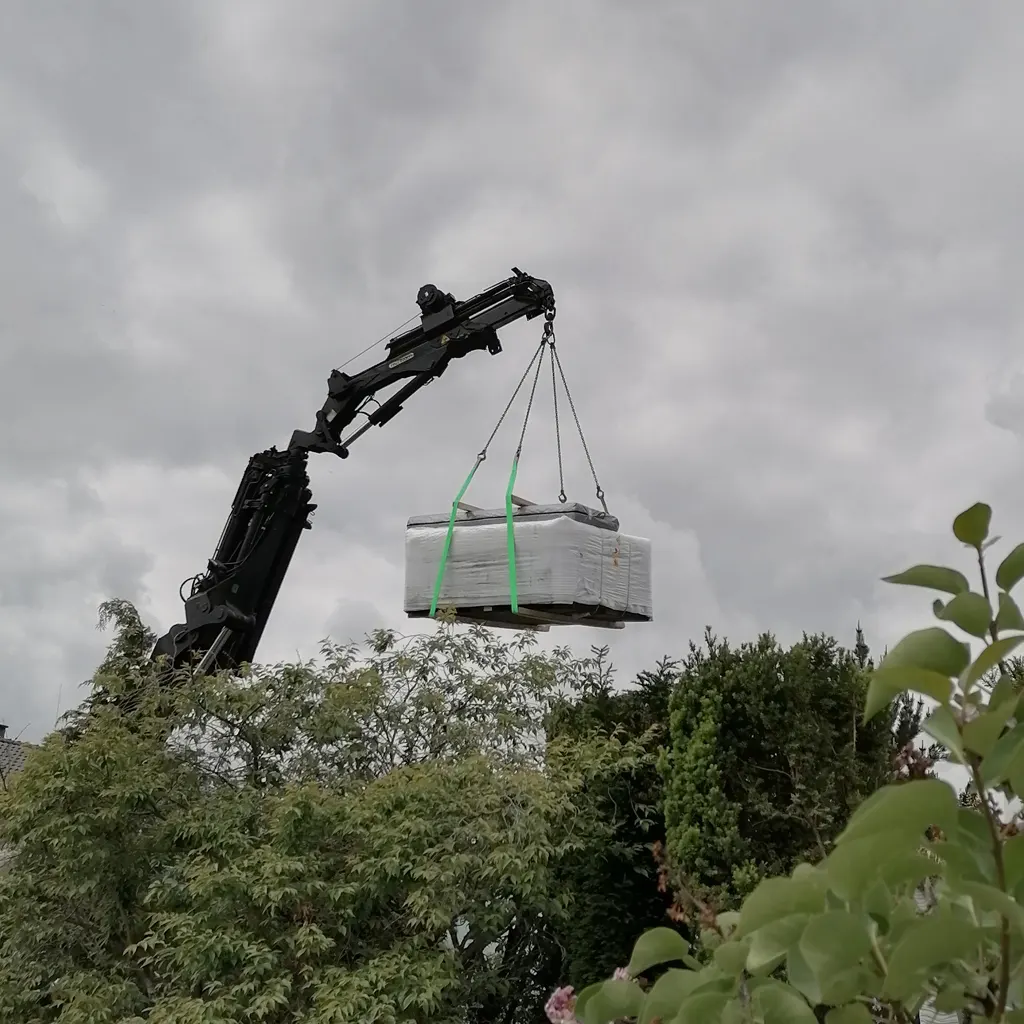 Outdoor Whirlpool Lieferung mit Kranausleger