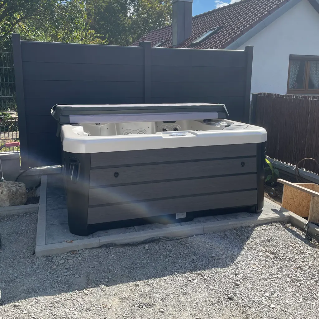 Outdoor Whirlpool mit Abdeckung auf der Terrasse