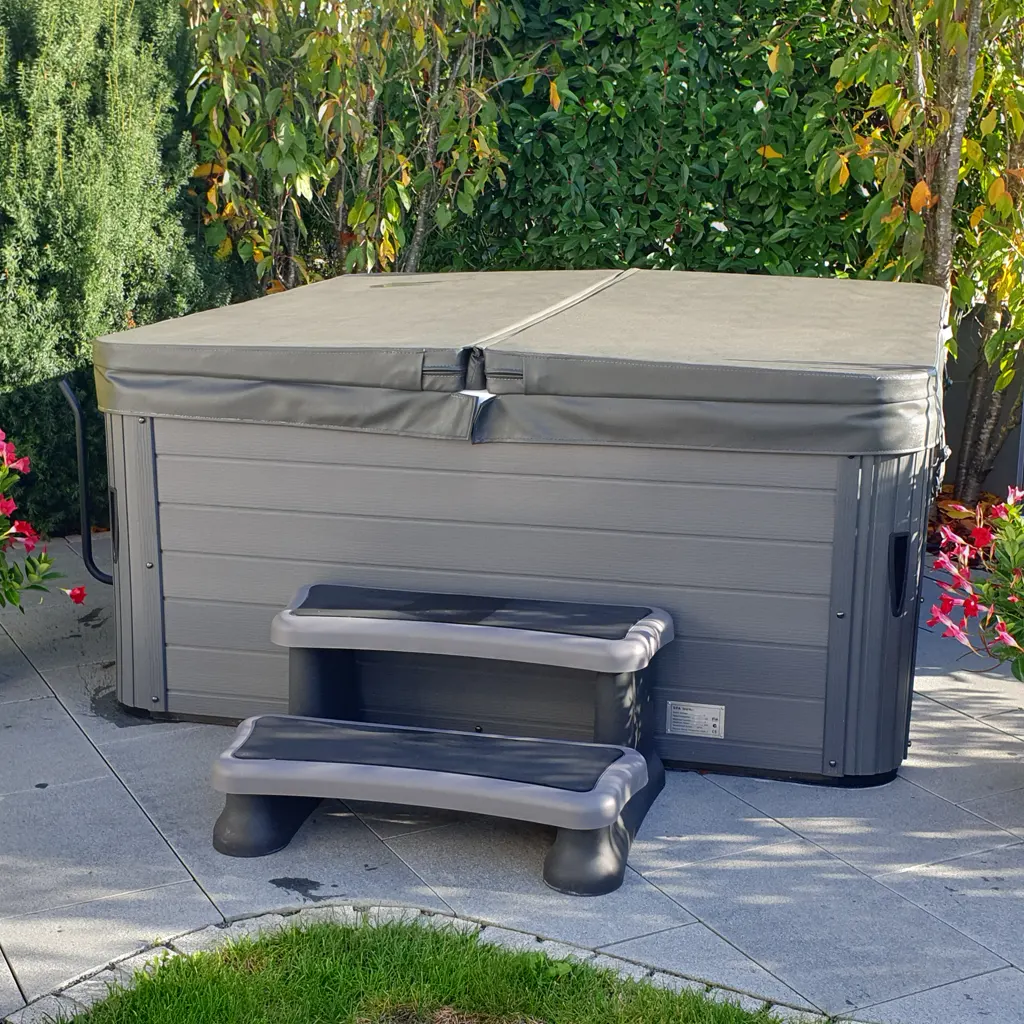 Outdoor Whirlpool mit geschlossener Abdeckung