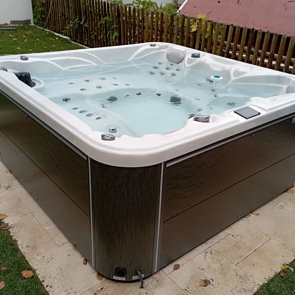 Outdoor Whirlpool mit Balboa Touch Stuerung